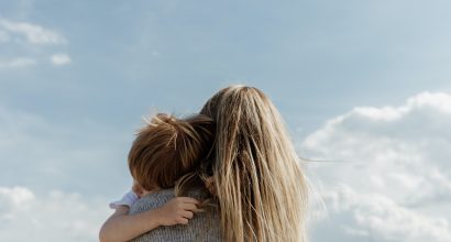 lapsi äidin sylissä